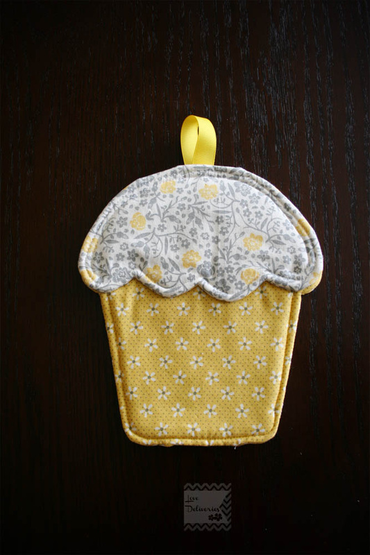 Love Deliveres: Cupcake Oven Mitt